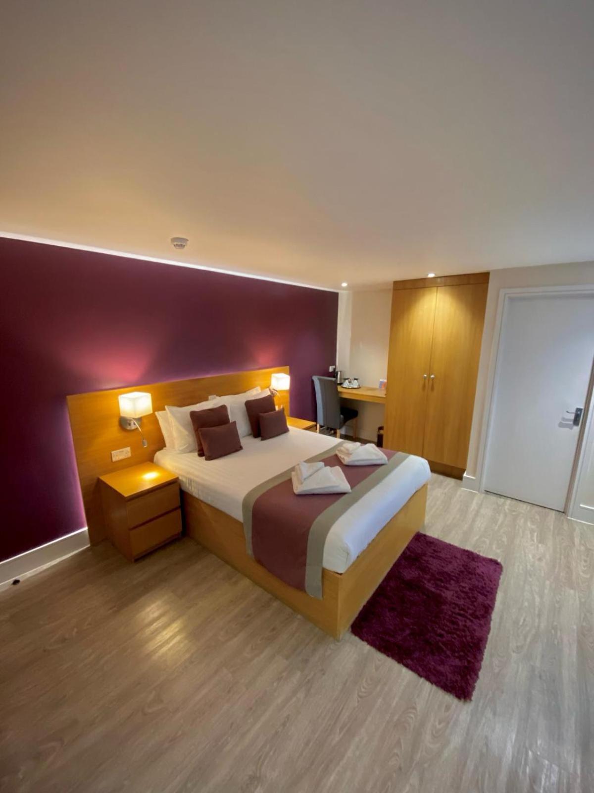 Holtwhites Hotel Enfield Buitenkant foto