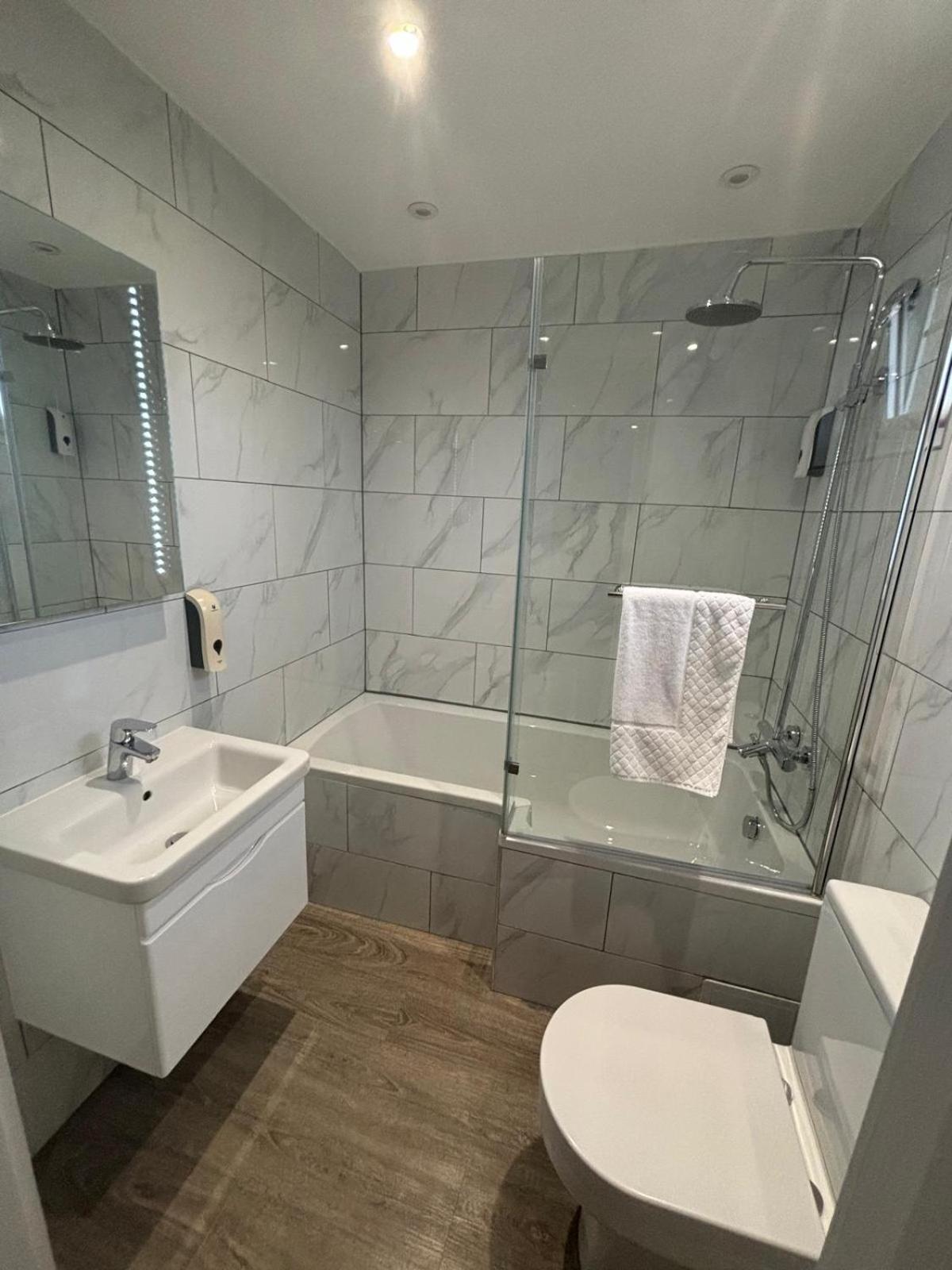 Holtwhites Hotel Enfield Buitenkant foto